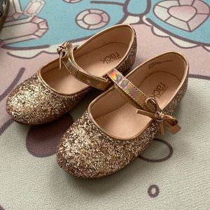 New size 10 gold glitter shoes